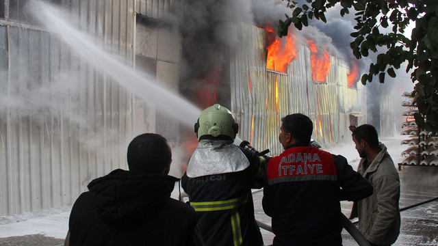 Adana'da kartonpiyer imalathanesinde yangın
