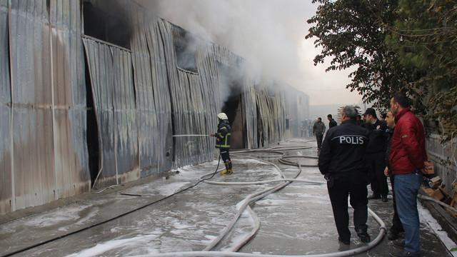 GÜNCELLEME - Adana'da kartonpiyer imalathanesinde yangın