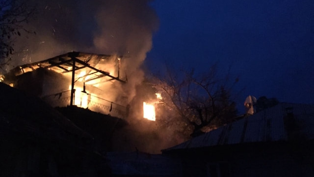 Adana'nın Aladağ ilçesinde özel yurdun yandığı mahallede iki katlı bir evde yangın çıktı. Çevredeki evlerin tahliye edildiği yangına ekipler müdahale ediyor.