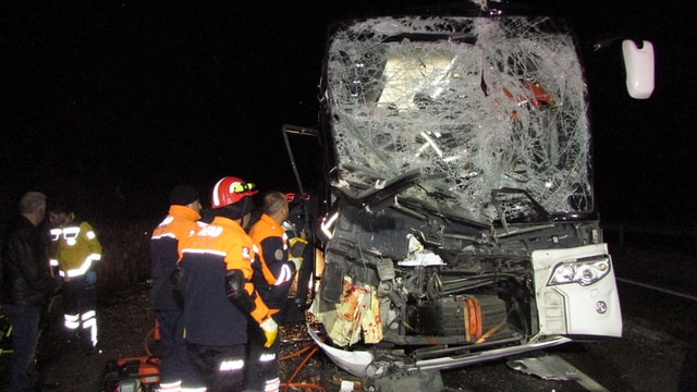 Afyonkarahisar'da yolcu otobüsü kamyona çarptı: 13 yaralı