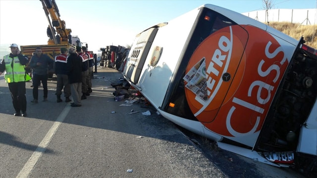 Afyonkarahisarda yolcu otobüsü kamyona çarptı: 25 yaralı