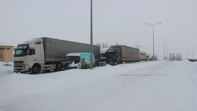 Ağrı'da buzlanma dolayısıyla tırlar mahsur kaldı