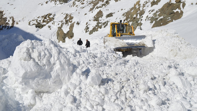 Ağrı'da çığ nedeniyle kapanan köy yolu ulaşıma açıldı