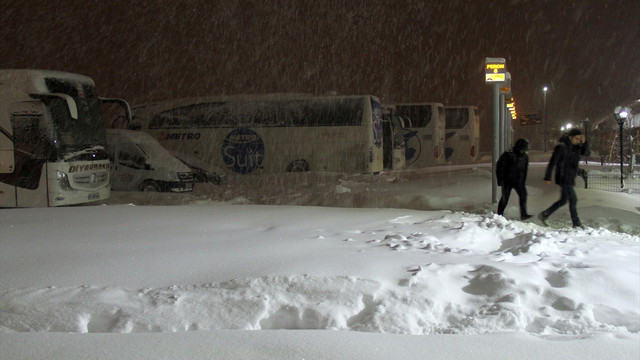 Ağrı'da mahsur kalan yolculara, valilik desteği