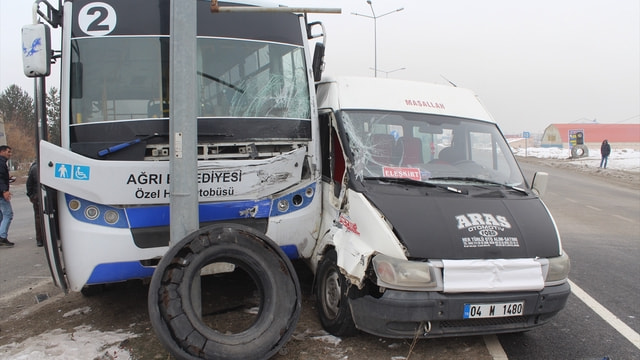 Ağrı'da otobüsle minibüs çarpıştı: 1 ölü, 9 yaralı