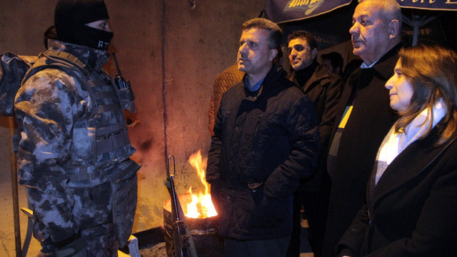 AK Parti'den yol kontrolü yapan polise moral ziyareti