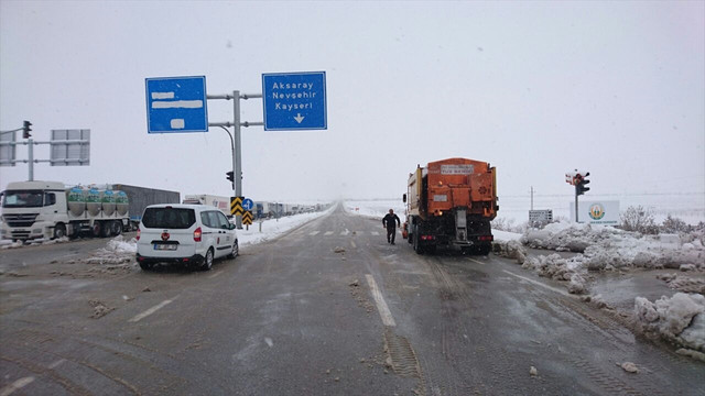 Aksaray-Konya karayolu ulaşıma kapandı