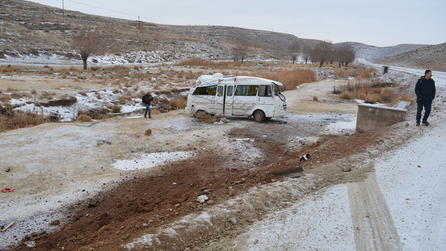 Aksaray'da öğrenci servisi şarampole devrildi: 4 yaralı