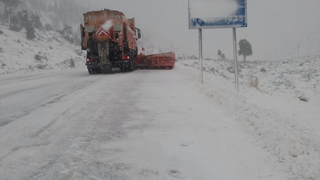 Akseki-Seydişehir karayolunda kar yağışı
