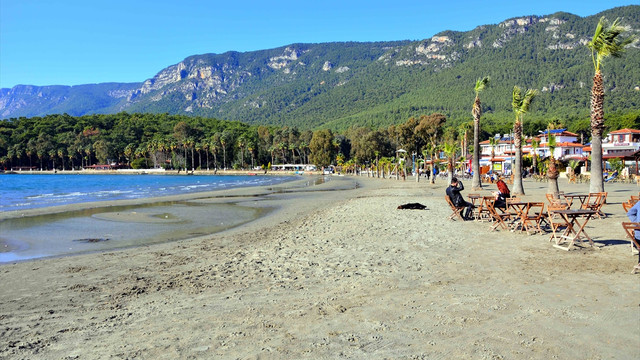Akyaka Sahili'nde deniz suyu 20 metre çekildi