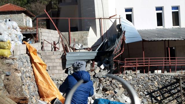 Alanya'da fırtına cami minaresini yıktı