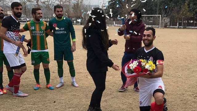 Amatör maçta evlilik teklifi