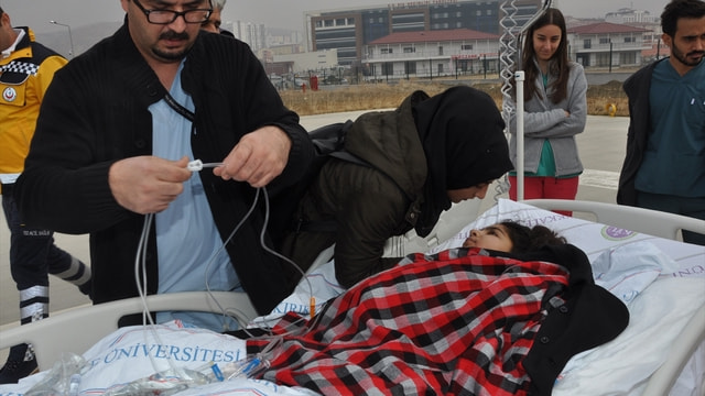 Ambulans helikopter Afgan çocuk için havalandı
