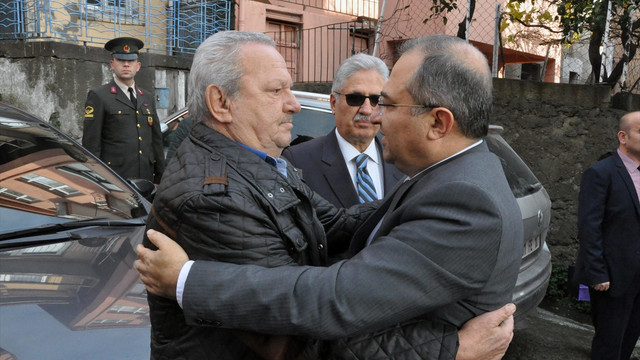 Annesini ve oğlunu da maça davet etmiş