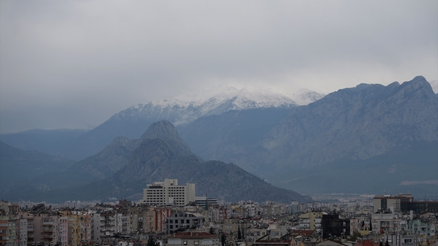 Antalya'ya mevsimin ilk karı yağdı