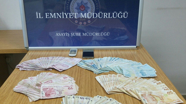 Arabasının lastiğini patlatıp parasını çaldılar