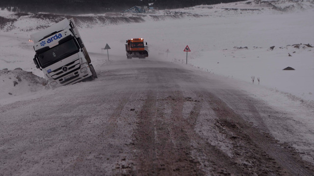 Ardahan'daki kar ulaşımı aksattı