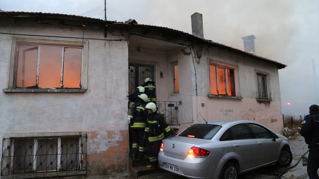 Arkadaşlarıyla sohbet ederken evinin yandığını öğrendi