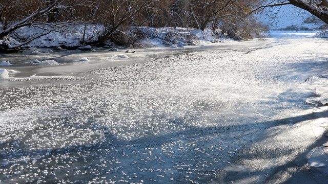 Arpaçay Irmağı'nın yüzeyi buz tuttu