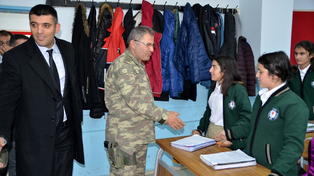 Askerden Yüksekova'daki esnaf ve öğrencilere ziyaret