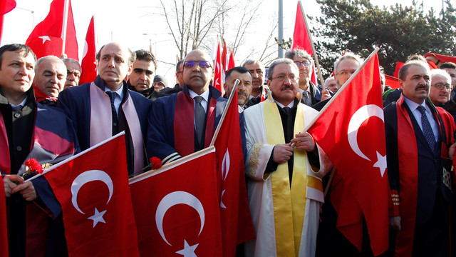 Askerlerin şehit edilmesini cübbeleriyle protesto ettiler
