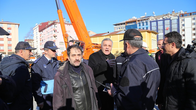 Atatürk heykeli taşındı