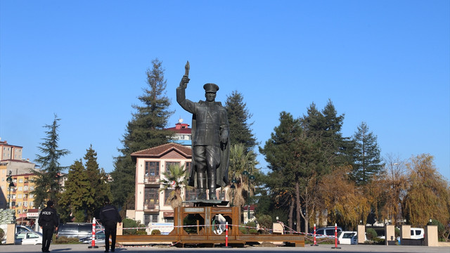 Atatürk heykelinin yeni tören alanına taşınması