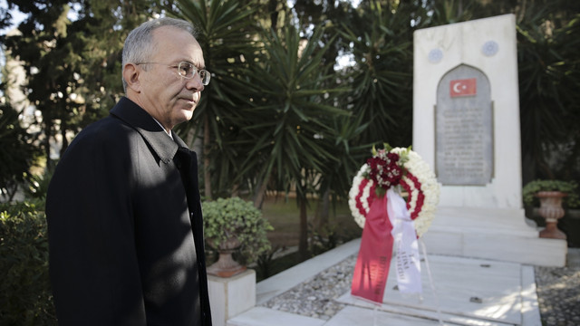 Atina Büyükelçisi Çevik'ten Pire Şehitliğine ziyaret