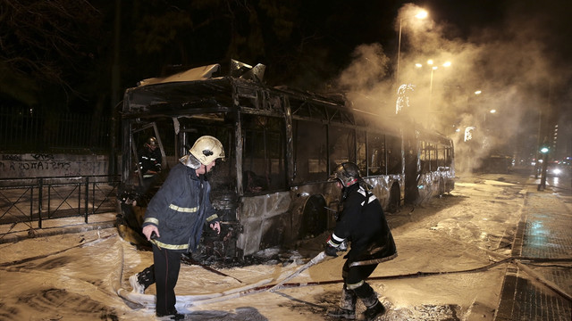 Atina'da troleybüslere molotofkokteyli ile saldırı