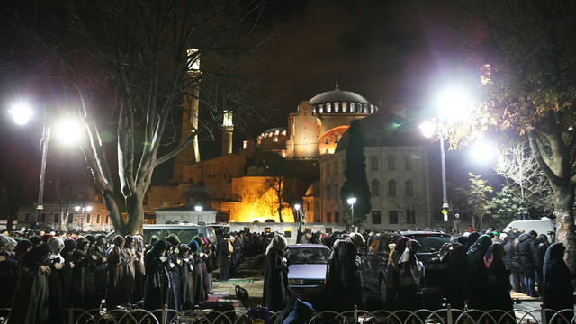 Ayasofya Meydanı'ında teheccüd namazı