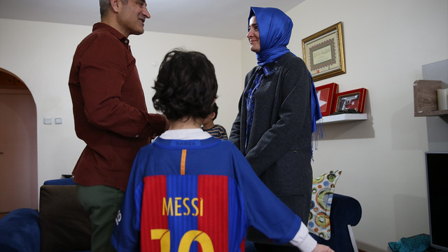 Bakan Kaya'dan şehit çocuklarına Messi ve Neymar imzalı forma