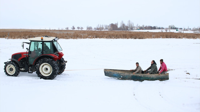 Balıkçıların tekne ile kayak keyfi