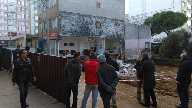 Bandırma'da temel kazısı bir binaya hasar verdi