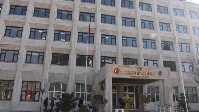 Batman Belediyesine Türkçe ve Kürtçe tabela asıldı