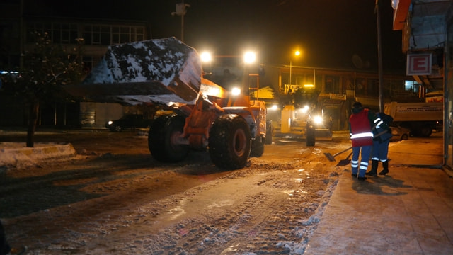 Belediye ekiplerinden gece kar mesaisi