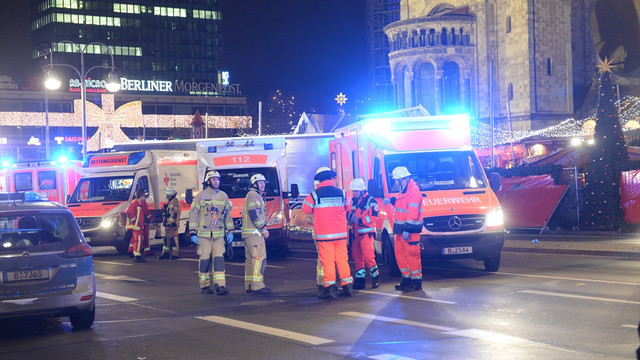 Berlin’de kamyon Noel pazarına daldı