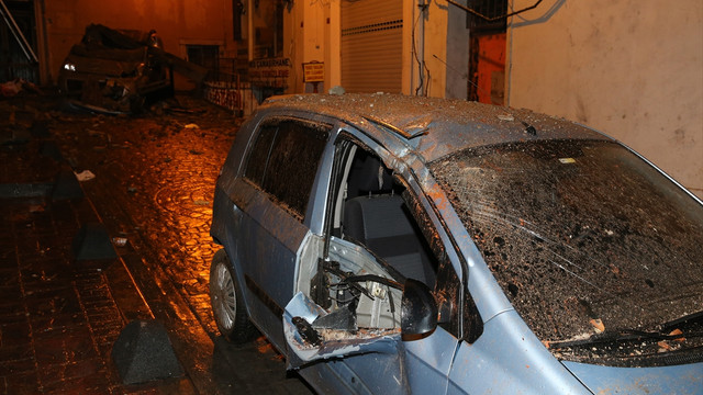 Beyoğlu'nda metruk binanın duvarı çöktü