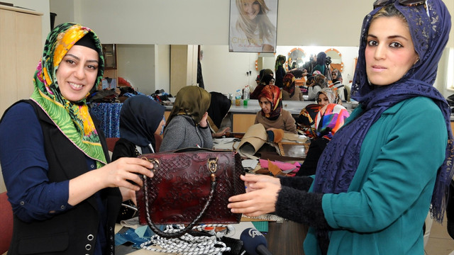 Bingöllü kadınlar çanta yapmayı öğreniyor