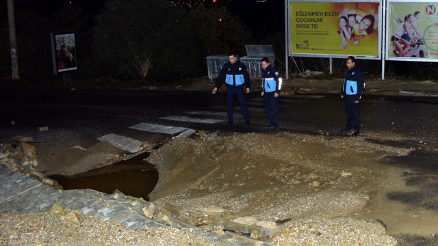 Bodrum'da isale hattı borusu patladı