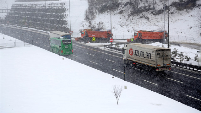 Bolu Dağı'nda kar yağışı