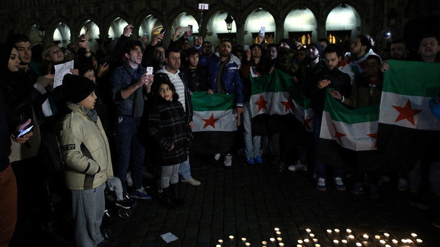 Brüksel'de Grande Place Meydanı Halep için 'siyaha büründü'
