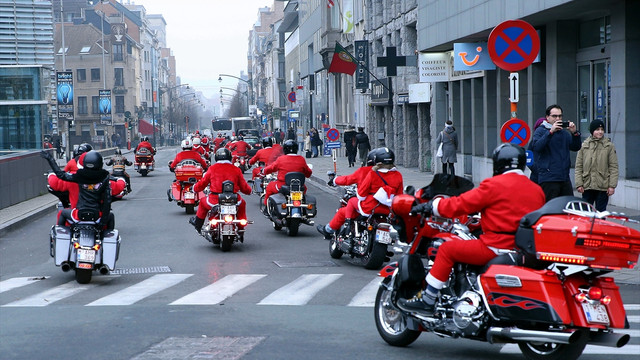Motosikletli Noel Babalar Brüksel'de tur attı