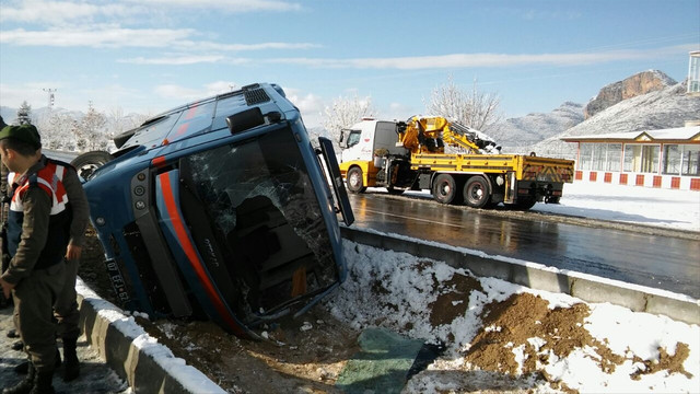Bucak'ta mahkumları taşıyan araç devrildi: 5 yaralı