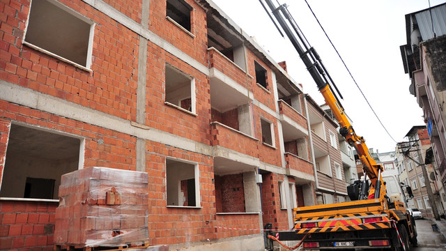 Bursa'da inşaattan düşen Suriyeli işçi öldü