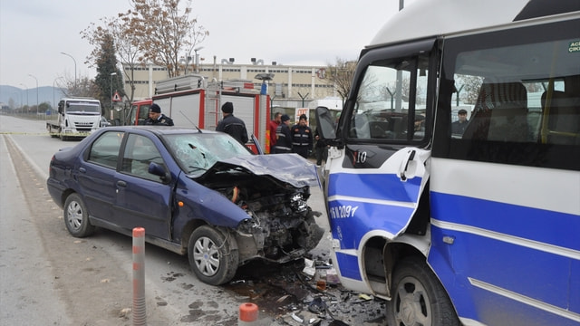 Bursa'da otomobille minibüs çarpıştı: 2 ölü