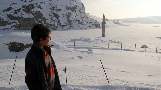 Buz tutan barajdaki minare ilgi çekiyor