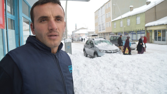 Çatıdan düşen kar 2 otomobile zarar verdi