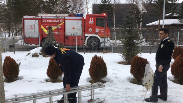 Çatının saçağına kanadı takılan karga kurtarıldı