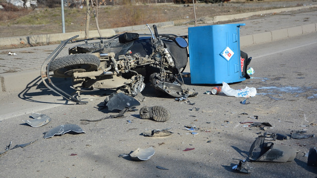 Çekiciye çarpan motosiklet sürücüsü öldü