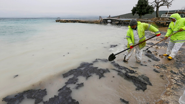 Çeşme açıklarında geminin karaya oturması